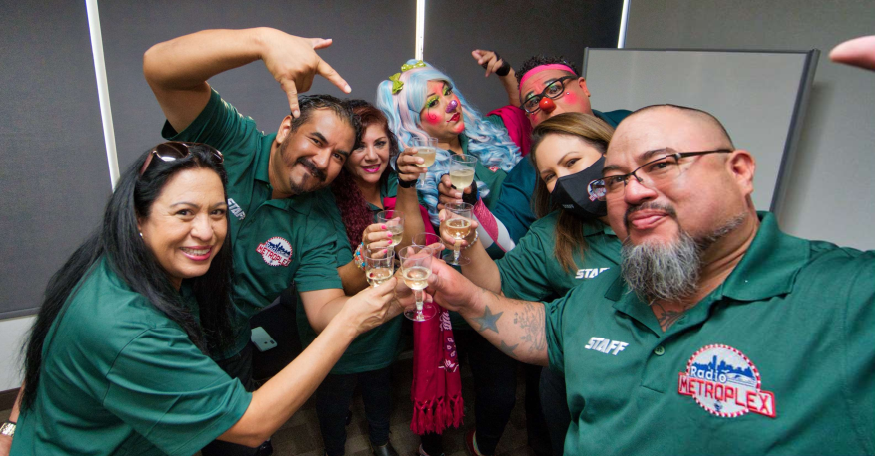 El equipo de Radio Metroplex celebrando.